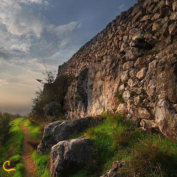 تصویری از قلعه تاریخی مارکوه