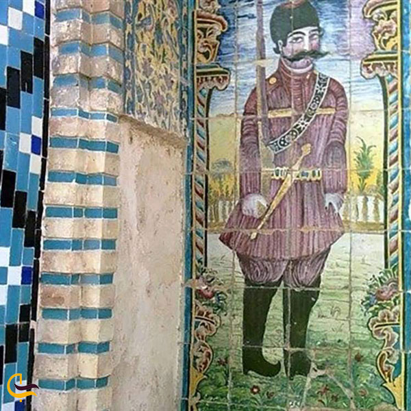 عکس طرح کاشی سرباز مسلح قاجار در ورودی آیینه خانه مفخم بجنورد