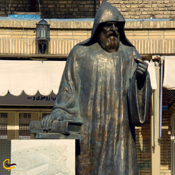 عکس مجسمه مرد ایستاده در ورودی کلیسای وانک اصفهان