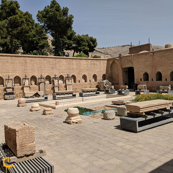 عکس سنگ‌های موجود در باغ موزه هفت تنان شیراز