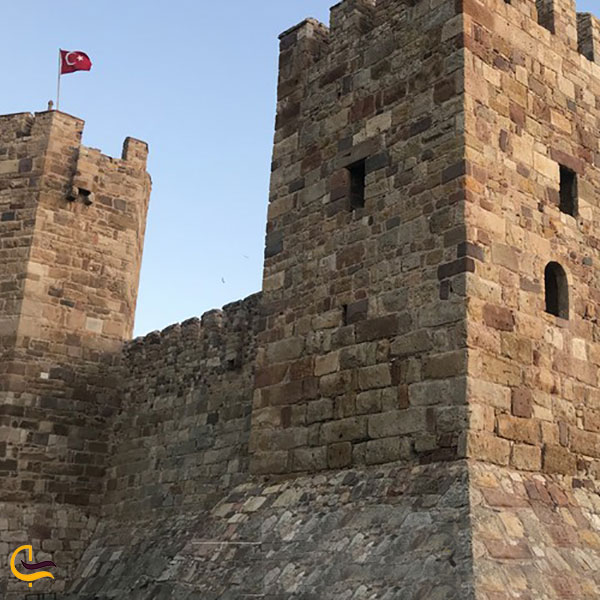عکس برج‌ها به شکل منشوری چهارگوش قلعه روملی حصار