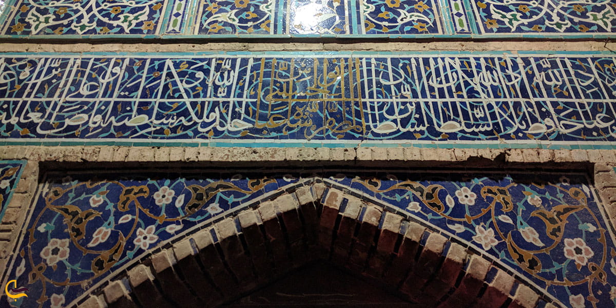 عکس کاشی‌های مسجد مقصود بیک