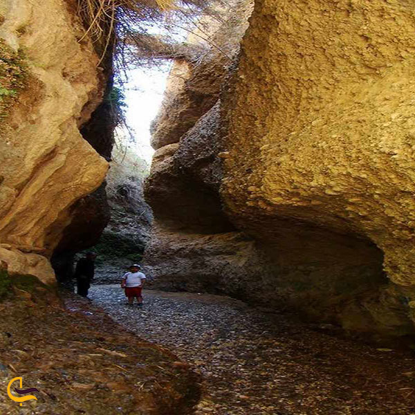 عکس پیاده‌روی غار زینگان مهران