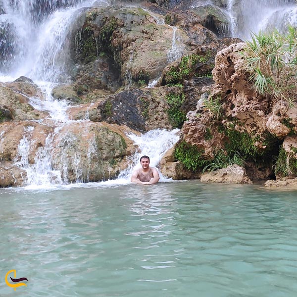 تصویری از آب‌ تنی در آبشار فدامی داراب
