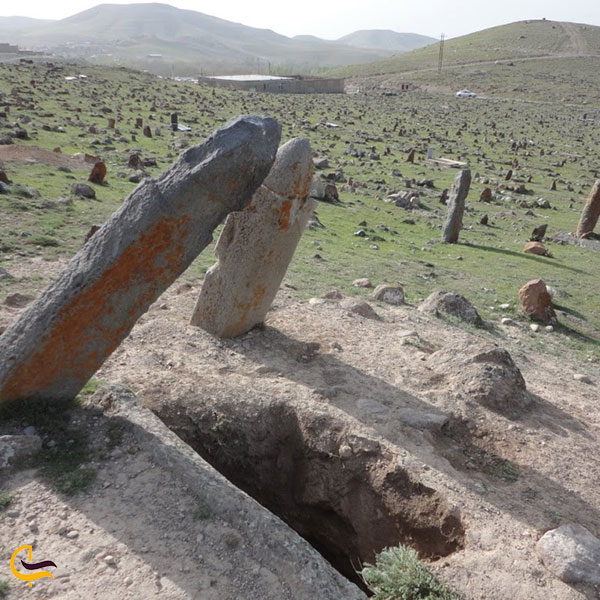 عکس حفره‌های موجود در سنگ قبرهای قبرستان