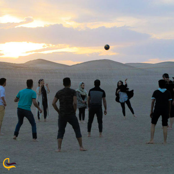عکس تفریح کردن در کویر هفت سنگ یزد