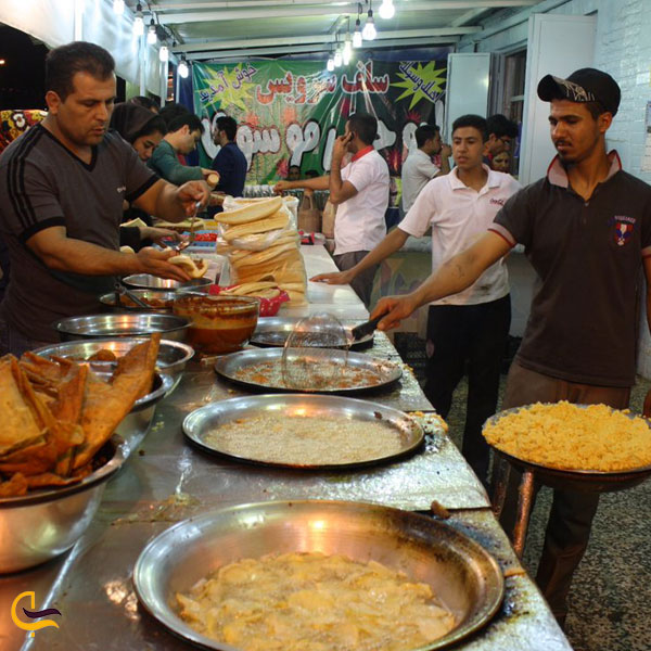 نمایی از صرف غذا در مغازه ای در لشگرآباد اهواز