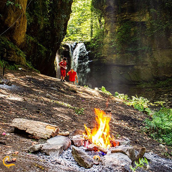 عکس آتش درست کردن در اطراف آبشار ریشو تالش