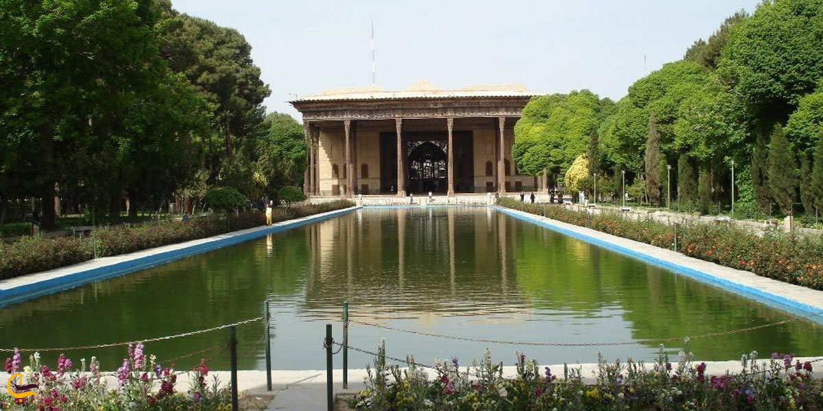 تصویری از باغ چهل ستون، یکی از باغ های ایرانی
