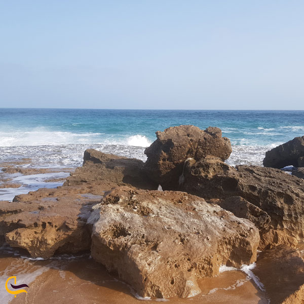 تصویری از ساحل صخره‌ای چابهار