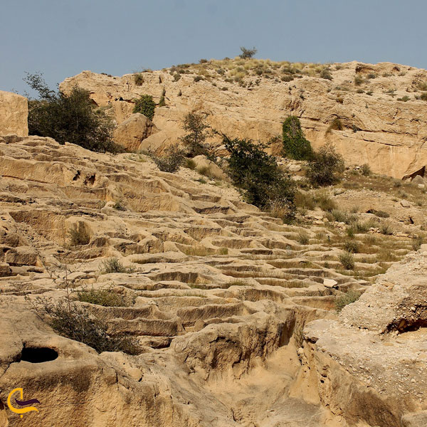 تصویری از گورستان صخره‌ای سیراف