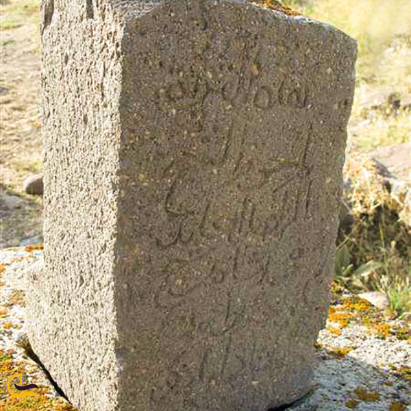 عکس سنگ قبرهایی نوشته شده با خط کوفی