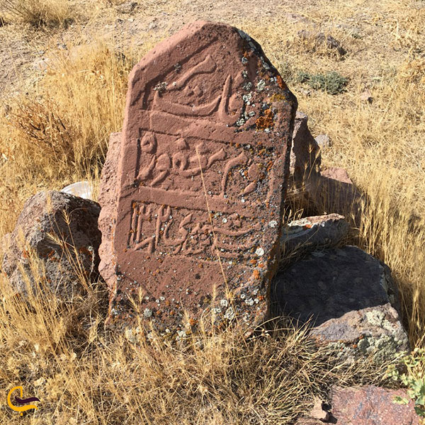 عکس سنگ قبرهایی نوشته شده با خط کوفی