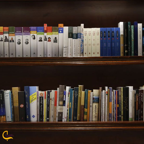 عکس انواع کتاب های موجود در کتابخانه ایران مال