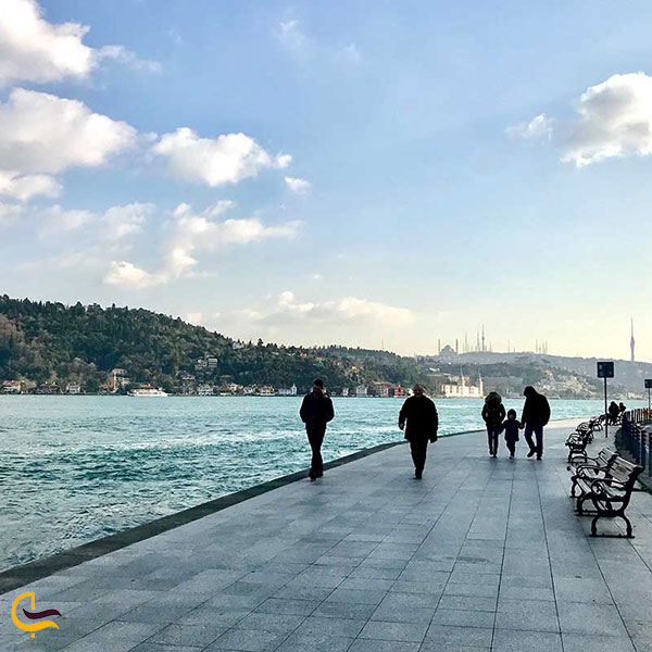 عکس قدم زدن در امتداد ساحل تنگه بسفرمنطقه ببک استانبول