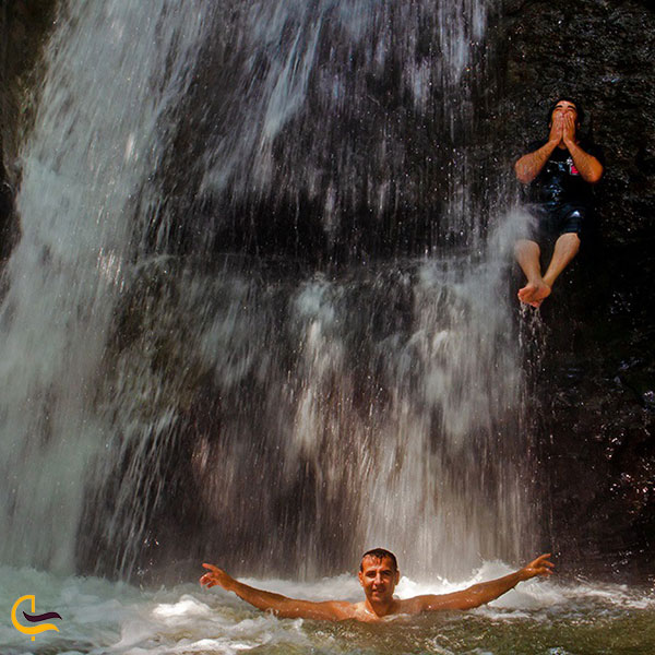 عکس آب‌تنی در آبشار ریشو تالش
