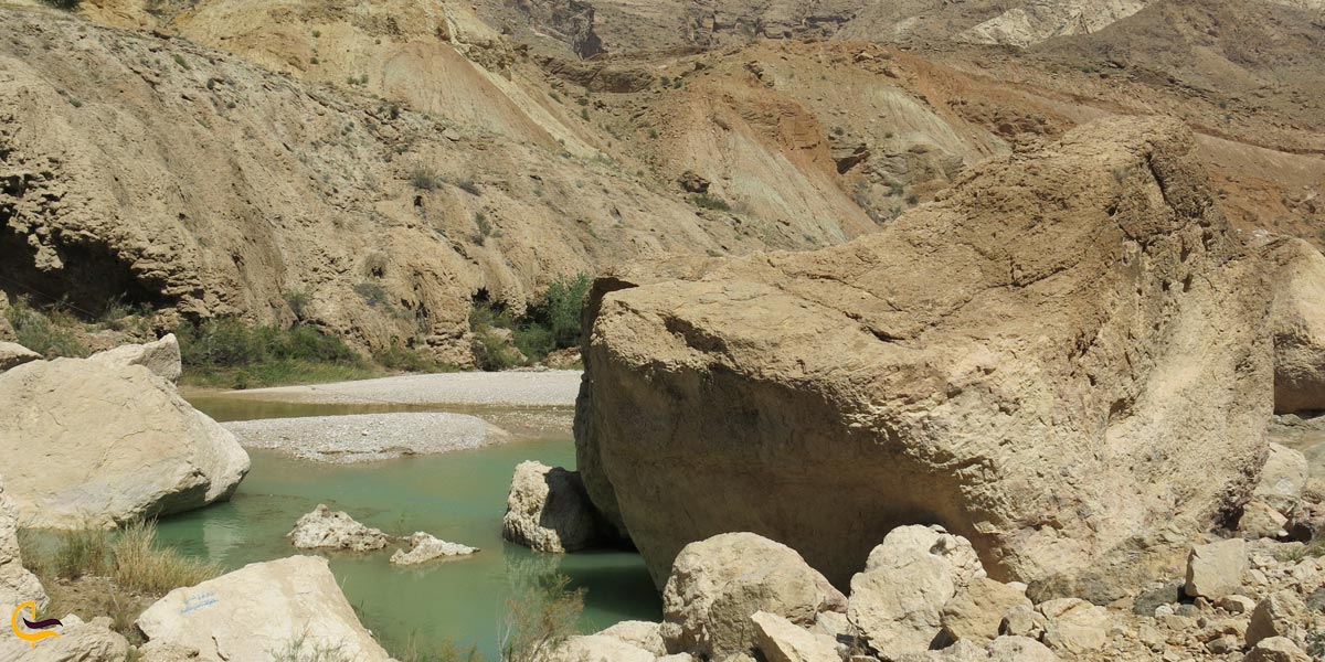 تصویری از جاذبه‌های زمین‌شناسی در اطراف آبشار فدامی داراب