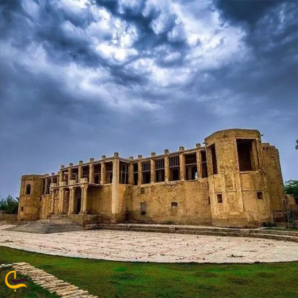 عکس عمارت ملک بوشهر در پاییز