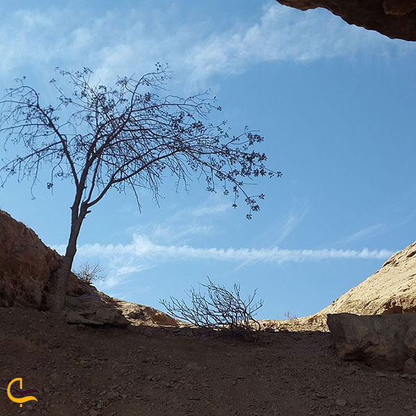 عکس سنگ سوراخ فردوس در شهرستان فردوس