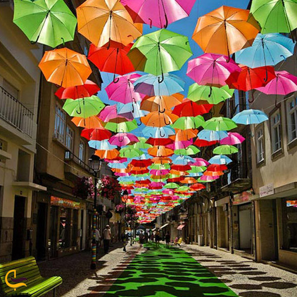 تصویری از حضور زیر چترهای رنگی خیابان کاراکوی
