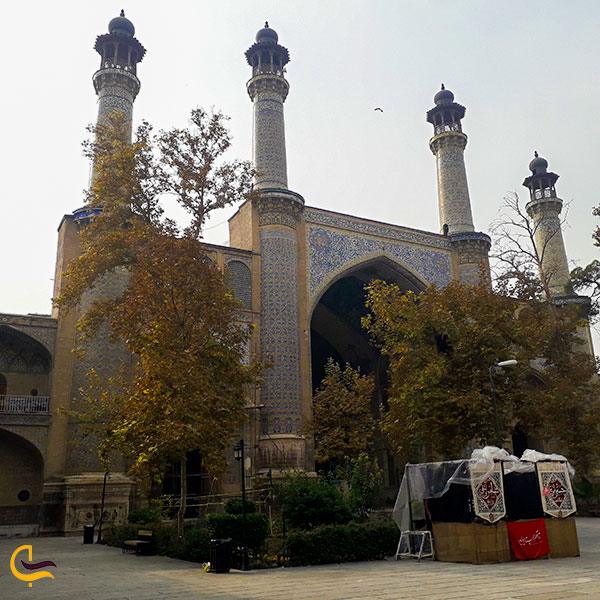 عکس مسجد و مدرسه سپهسالار تهران در فصل پاییز