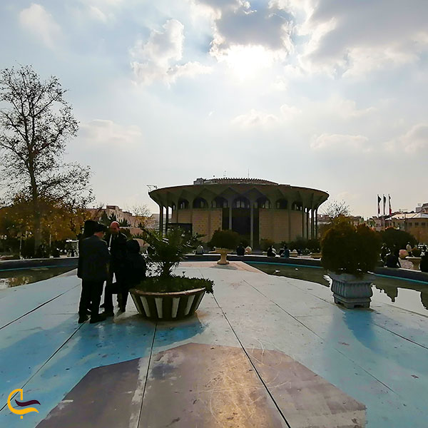 عکس تئاتر شهر تهران در فصل زیبای پاییز