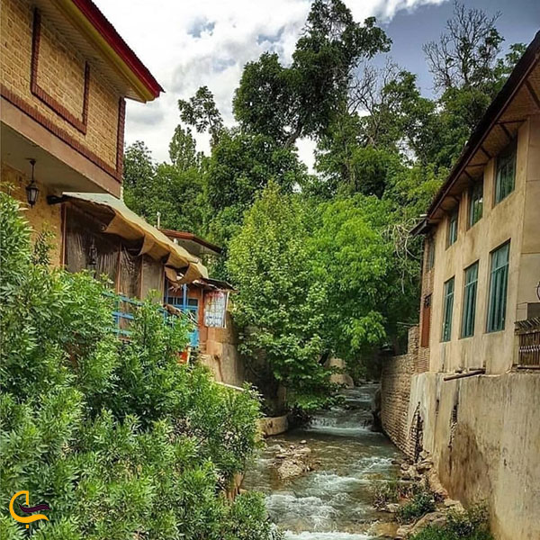 نمای از خانه و رودخانه داخل روستای برغان