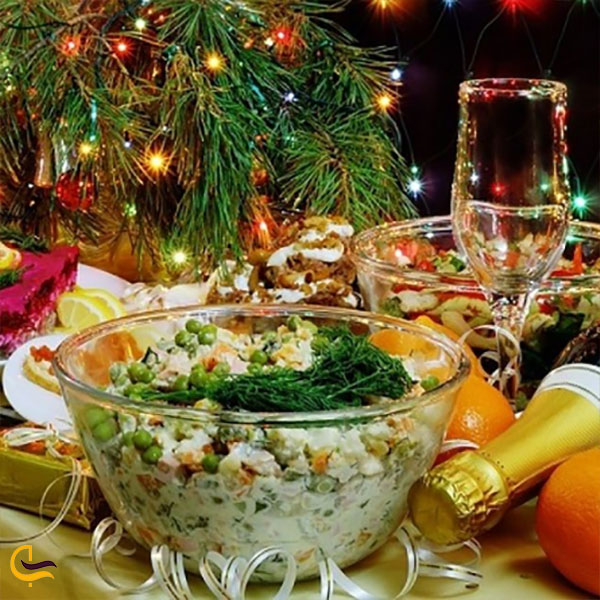 عکس میز‌هایی پر از غذاهای مخصوص و نوشیدنی در فستیوال‌های سال نو میلادی در ارمنستان در طول شب