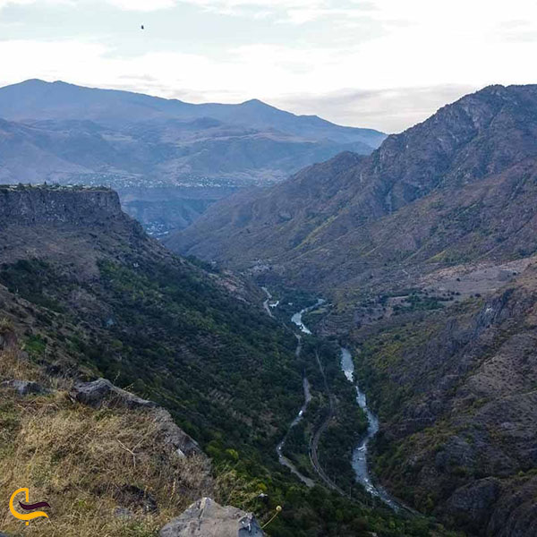 عکس جاده‌ پر پیچ و خم سفر زمینی به تفلیس از مرز ارمنستان