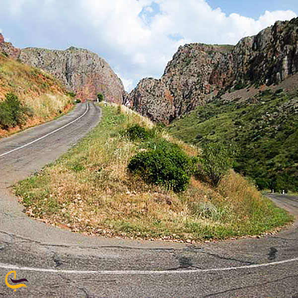 عکس جاده‌ پر پیچ و خم سفر زمینی به تفلیس از مرز ارمنستان