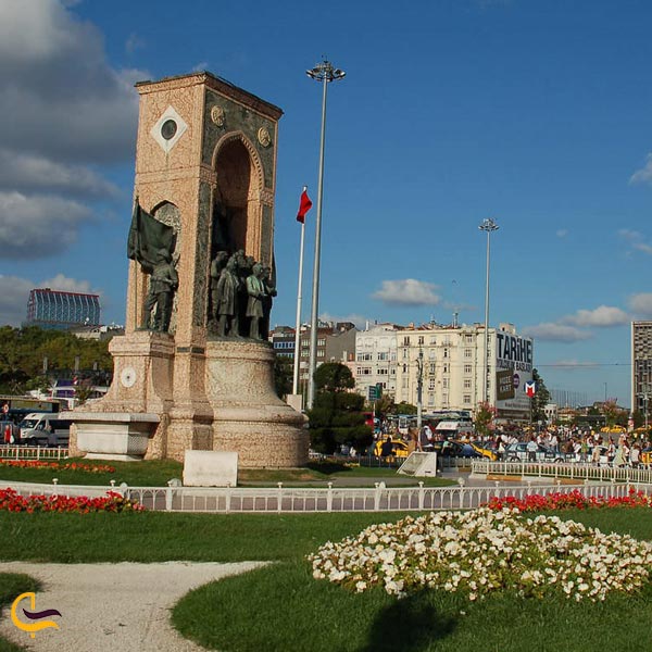 تصویری از مجسمه معروف میدان تکسیم