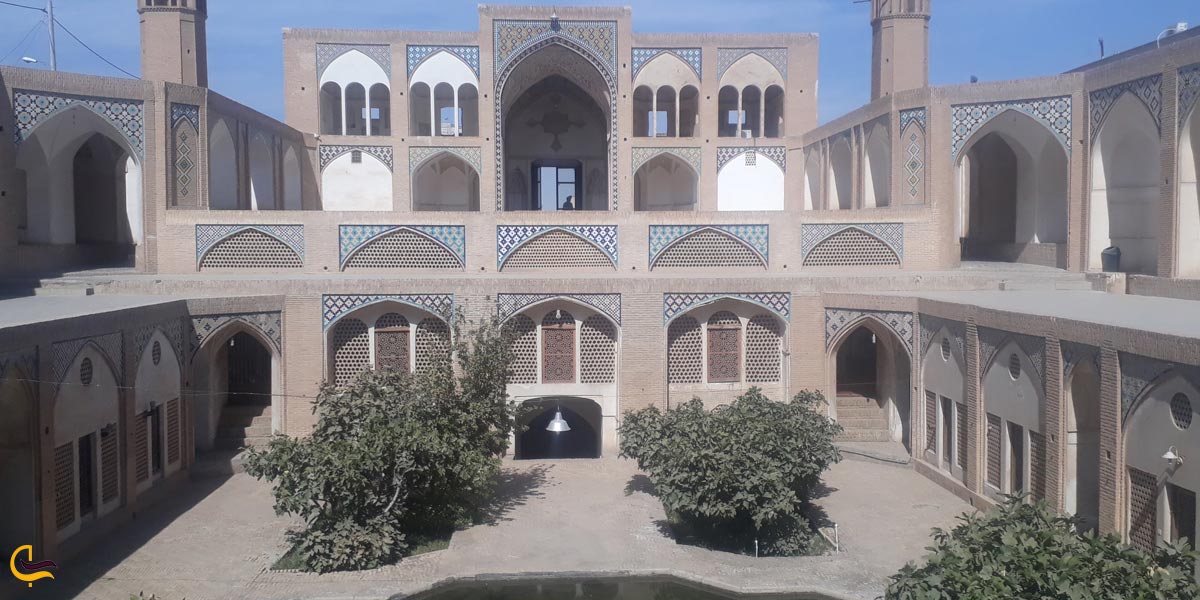 صحن مرکزی مسجد و مدرسه آقا بزرگ کاشان
