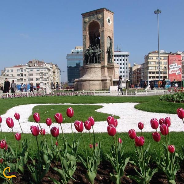 تصویری از مجسمه معروف میدان تکسیم