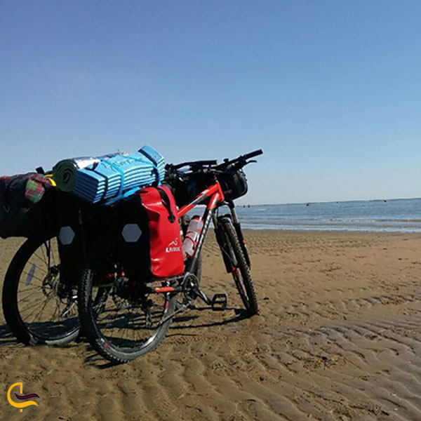 عکس دوچرخه سواری در سواحل قشم