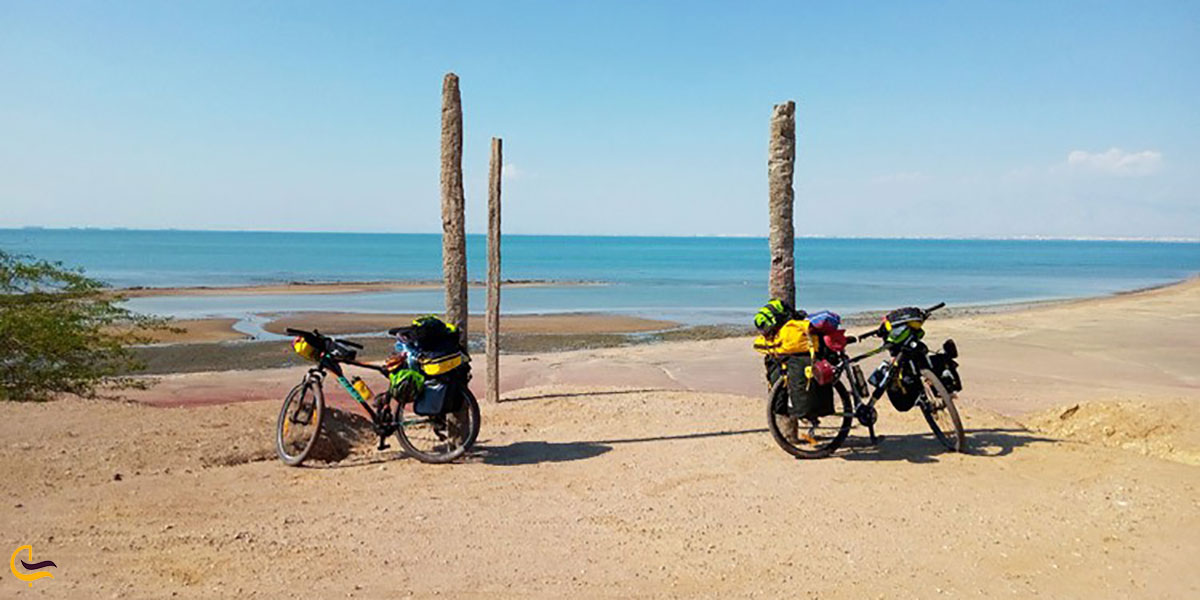 عکس دوچرخه سواری در سواحل زیبای قشم