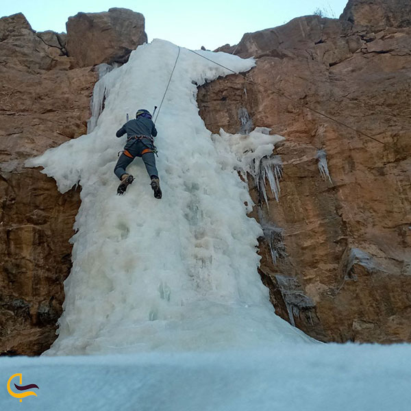 عکس یخ‌نوردی آبشار اسکندر تبریز