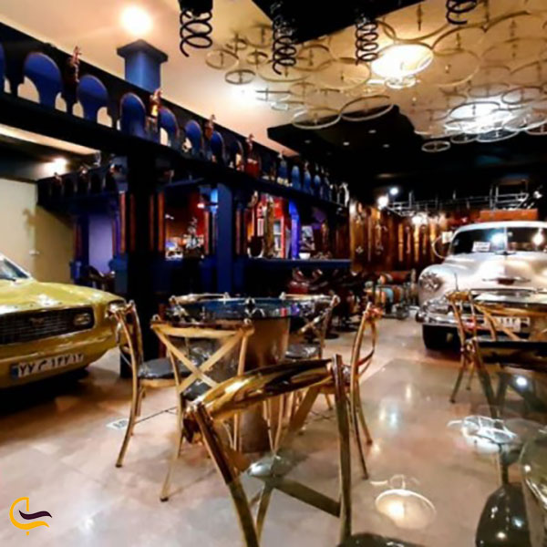 عکس باشگاه اسب‌ سواری پارمیدا مشهد و سوارکاری کنار ماشین‌های کلاسیک
