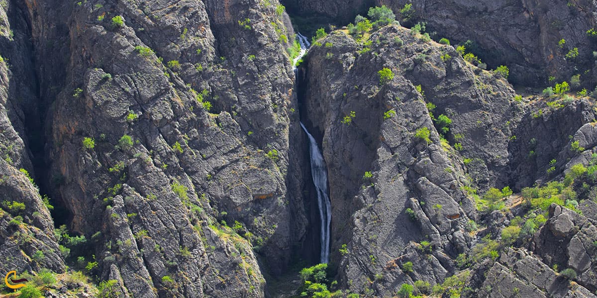 عکس آبشار دره عشق اردل یکی از جاذبه های گردشگری اطراف شهرکرد
