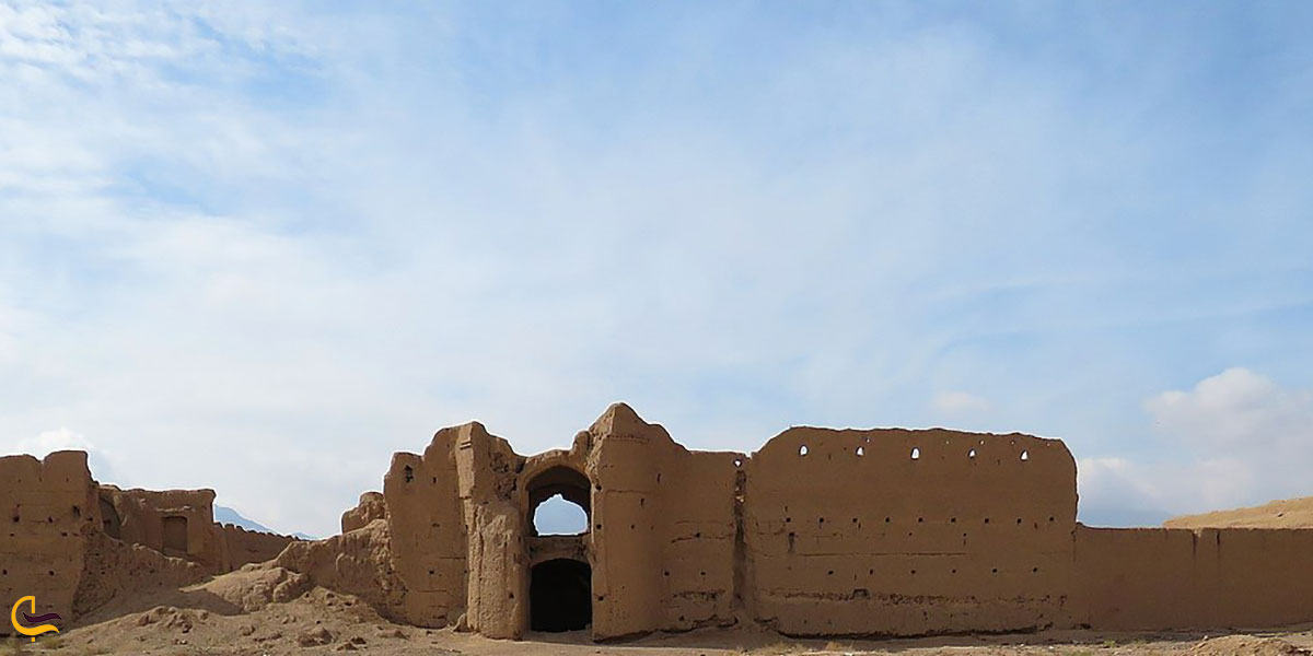 عکس قلعه نفر از مراکز دیدنی اطراف عمارت فتح آباد کرمان