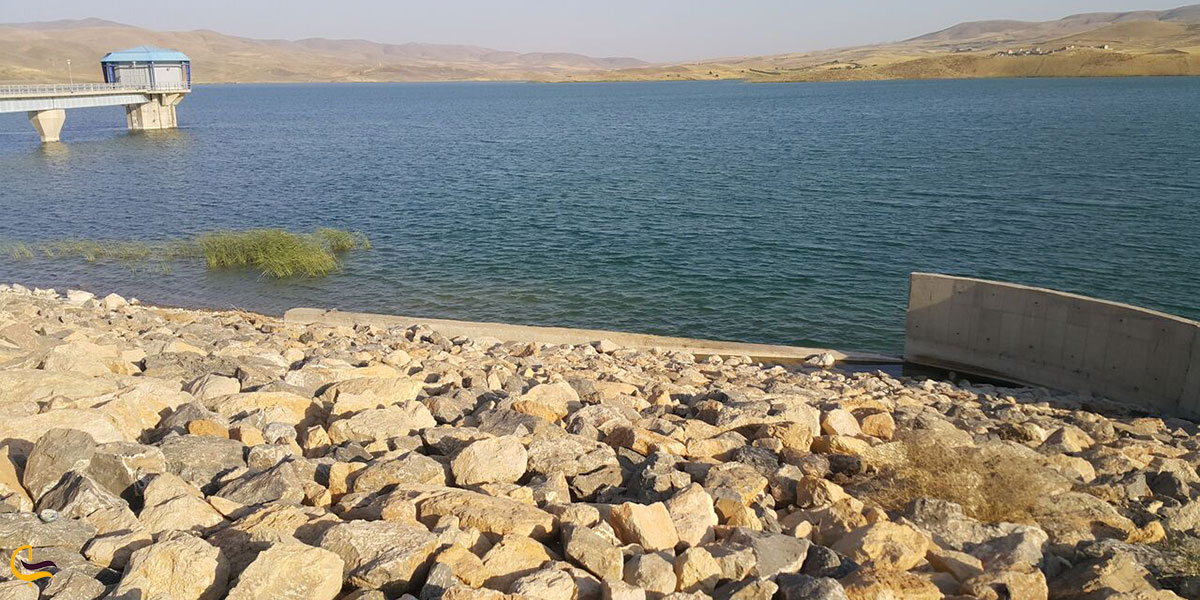 تالاب آبشینه در نمای نزدیک در روز