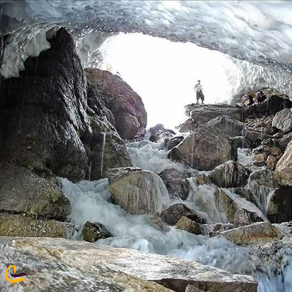 عکس غار یخی شیخ علی خان یکی از جاهای دیدنی اطراف شهرکرد