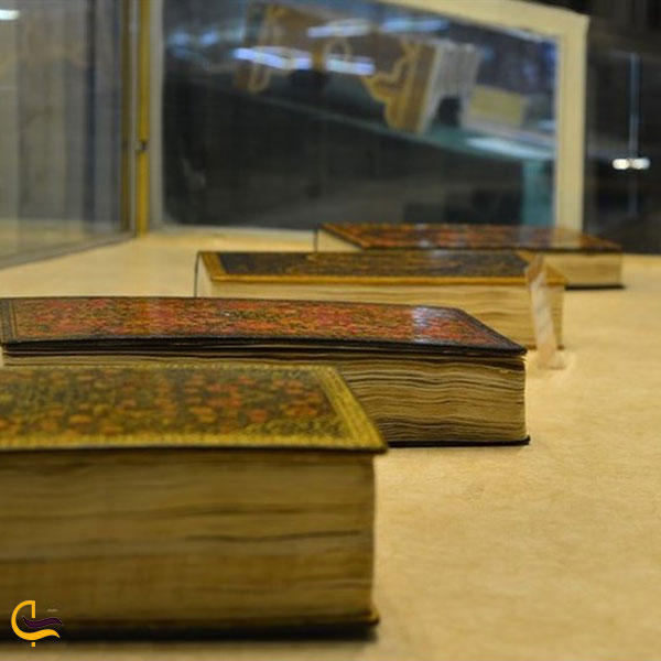 عکس گنجینه قرآن‌‌هاى خطى در موزه آستانه مقدسه حضرت معصومه یکی از موزه های قم