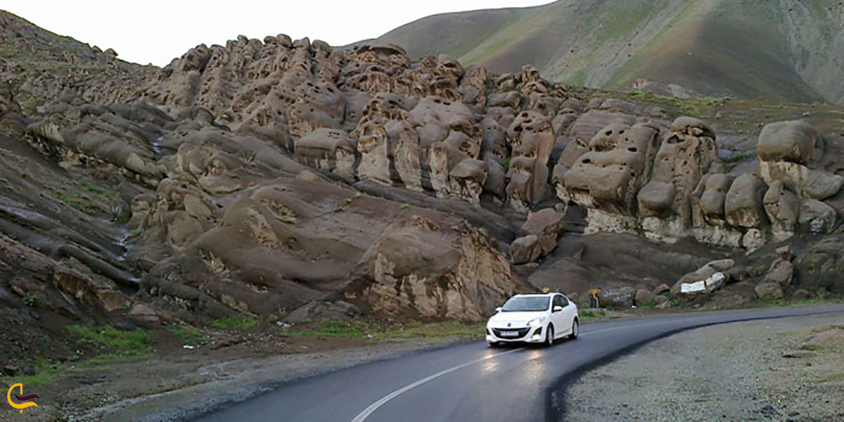 عکس سنگ‌های شکل‌گرفته در دامنه کوه در روستای کن تهران