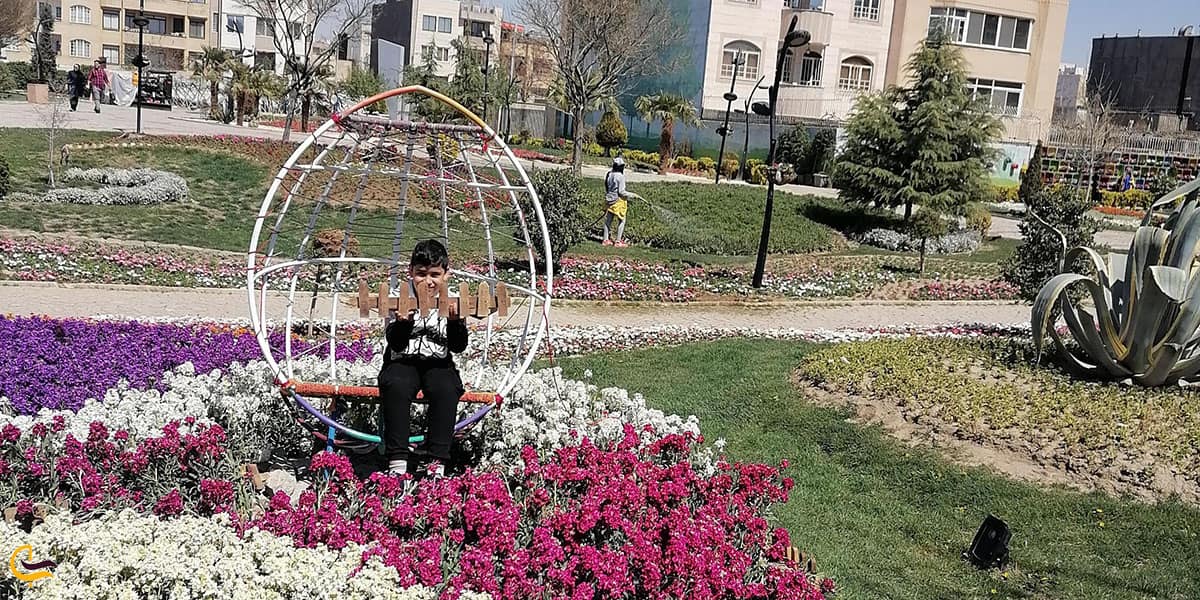 عکس بازدید از باغ گل ها مشهد