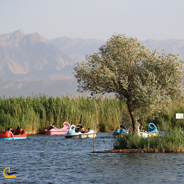 عکس قایق سواری در دریاچه زریبار