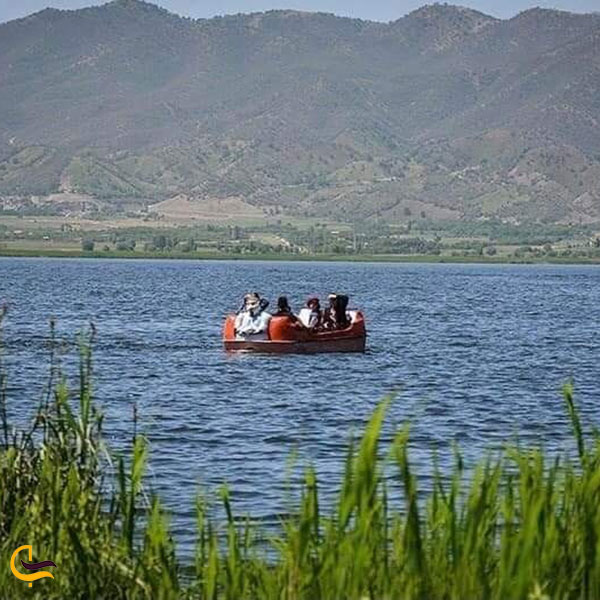 عکس قایق سواری در دریاچه زریبار