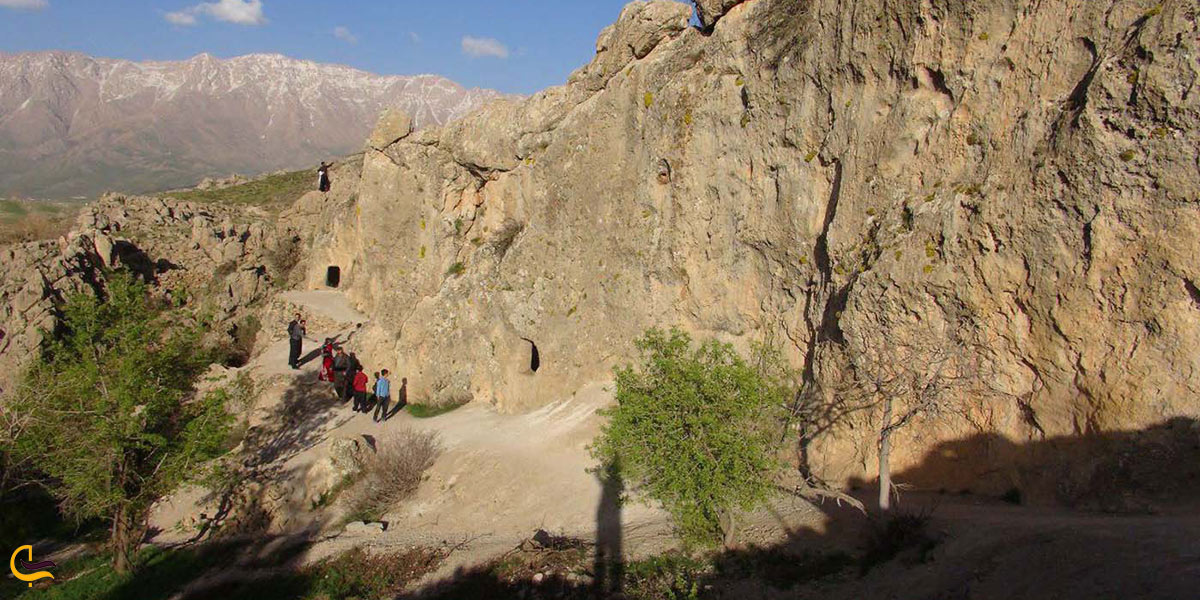 عکس غار سنگی حسین کوهکن از جاهای دیدنی اطراف کرمانشاه