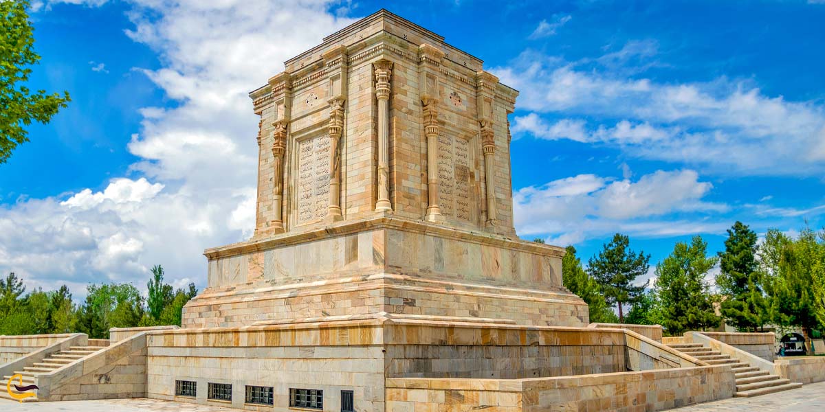 آرامگاه فردوسی از جاهای دیدنی نزدیک به موزه شه لافتی مشهد