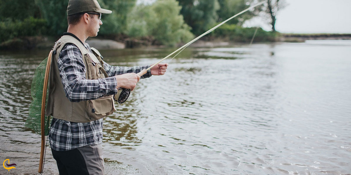 ماهیگیری در نزدیکی ساحل دریاچه طاووس گولی اردبیل