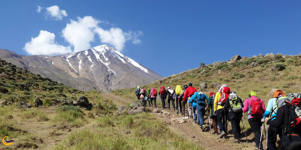 پیاده‌روی و کوهنوردی  در نزدیکی ساحل دریاچه طاووس گولی اردبیل